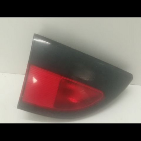Feu arrière interieur gauche occasion RENAULT MEGANE I Phase 1 11-1995->03-1999 1.6i 7701042632