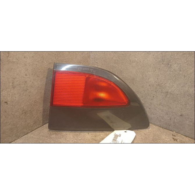 Feu arrière interieur gauche occasion RENAULT MEGANE I Phase 1 04-1995->04-1999 1.6i 90ch 7701042632 1