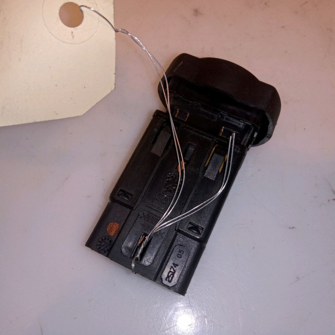 Bouton de warning occasion DACIA SANDERO I Phase 1 06-2008->10-2012 1.4 MPI 75ch 252905315R 2