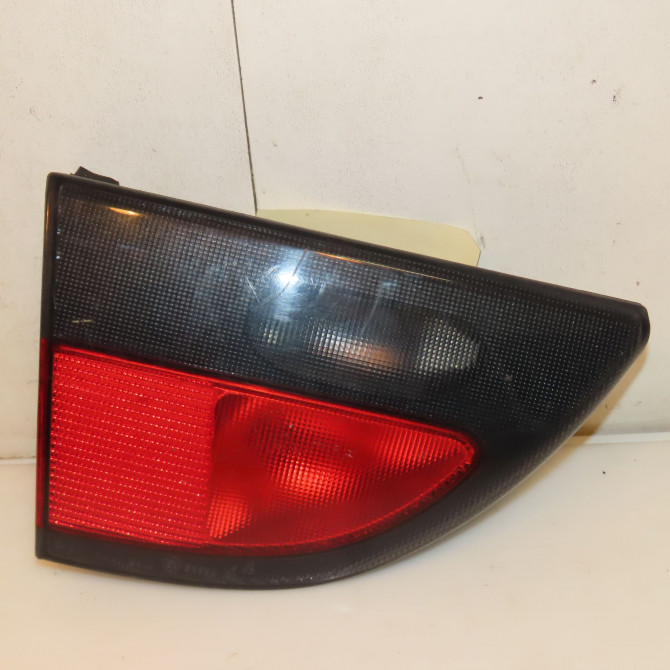Feu arrière interieur gauche occasion RENAULT MEGANE I Phase 1 04-1995->04-1999 1.6i 90ch 7701042632 1