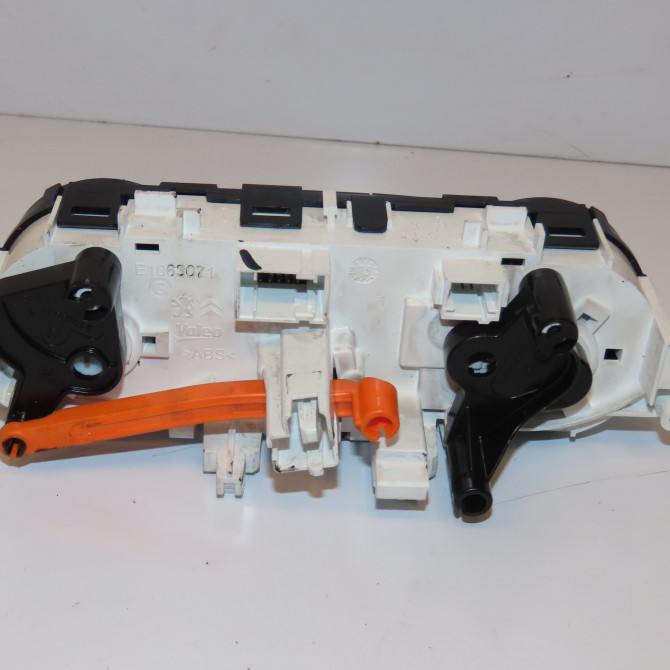 Commande de chauffage occasion PEUGEOT 2008 Phase 1 01-2013->... 1.2i PURETECH 110ch 9819611580 2