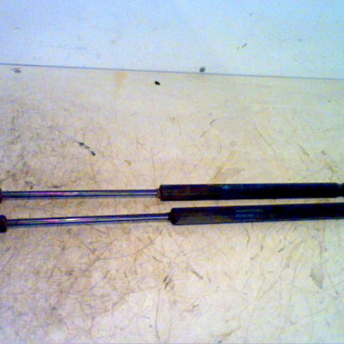 Verin droit hayon occasion RENAULT CLIO III Phase 1 09-2005->03-2009 8200583852 1