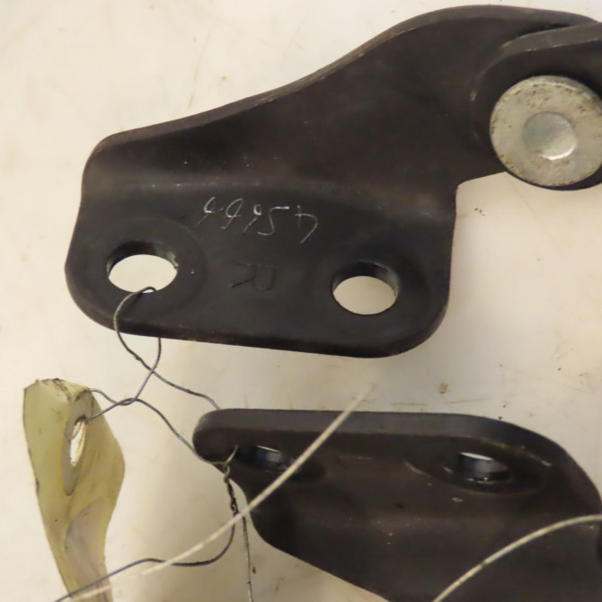 Verin droit hayon occasion SUZUKI SWIFT III Phase 1 03-2005->09-2011 1.3 VVT 8180063812 3