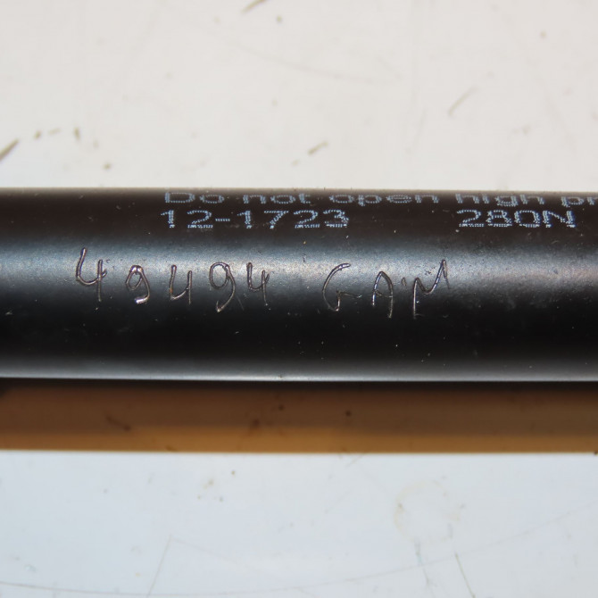 Verin droit hayon occasion SUZUKI IGNIS II Phase 1 09-2003->09-2009 1.5i 100ch 8185086G00 2