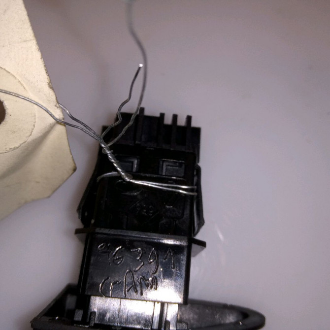 Bouton de warning occasion RENAULT CLIO IV Phase 1 07-2012->... 1.5 DCI 90ch 252907372R 4