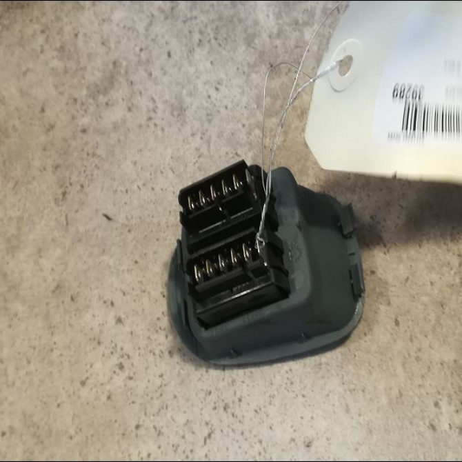 Commande lève-glace porte avant gauche occasion RENAULT SCENIC I Phase 1 09-1996->08-1999 1.6i 90ch 7700838100 2