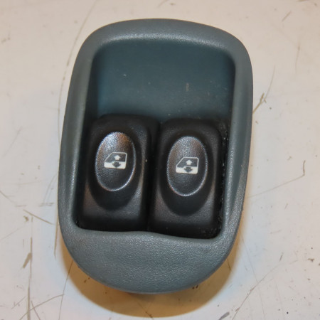 Commande lève-glace porte avant gauche occasion RENAULT SCENIC I Phase 1 09-1996->08-1999 1.6i 90ch 7700838100