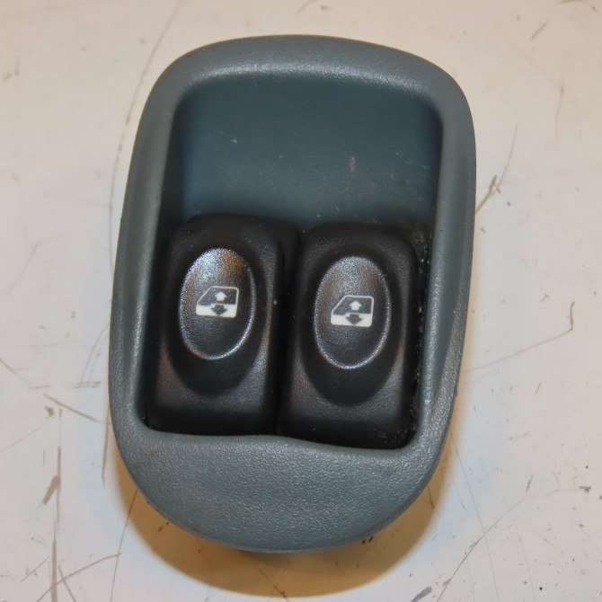 Commande lève-glace porte avant gauche occasion RENAULT SCENIC I Phase 1 09-1996->08-1999 1.6i 90ch 7700838100 1