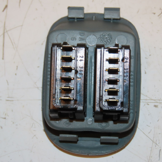 Commande lève-glace porte avant gauche occasion RENAULT SCENIC I Phase 1 09-1996->08-1999 1.6i 90ch 7700838100 2