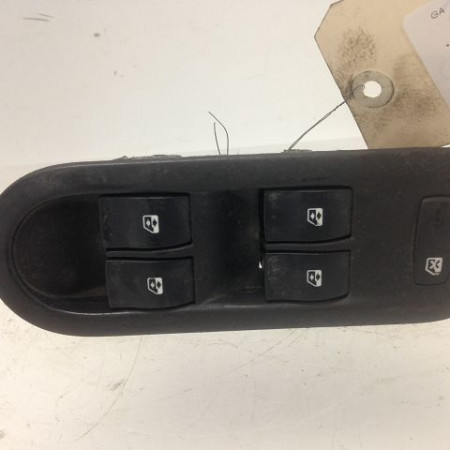 Commande lève-glace porte avant gauche occasion RENAULT MEGANE I Phase 1 11-1995->03-1999 1.6i 8200315042
