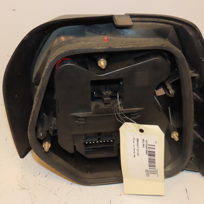 Feu arrière gauche occasion RENAULT 19 Phase 1 07-1989->04-1992 1.9 D 7701034110 2
