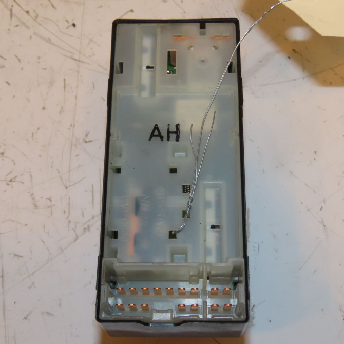 Commande lève-glace porte avant gauche occasion NISSAN MICRA IV Phase 1 11-2010->12-2013 1.2i 80ch 254011HB0C 2