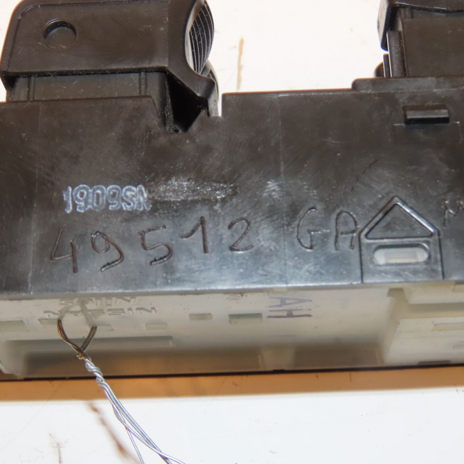 Commande lève-glace porte avant gauche occasion NISSAN MICRA IV Phase 1 11-2010->12-2013 1.2i 80ch 254011HB0C 3