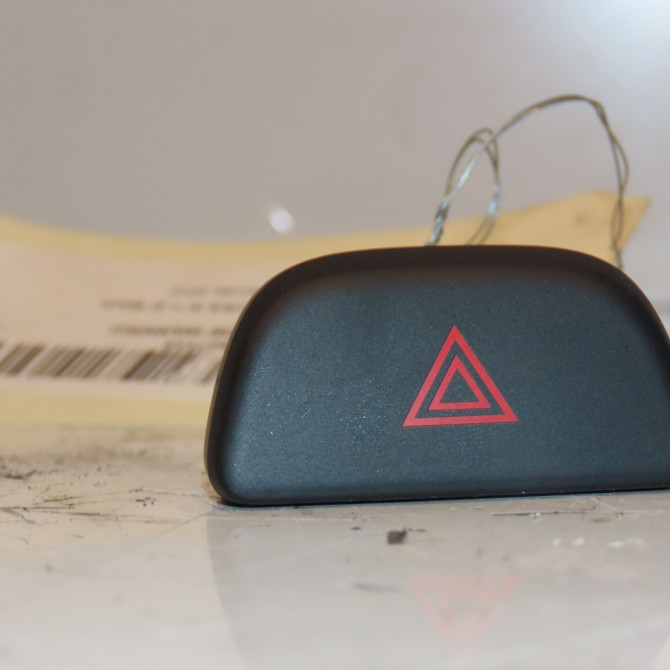 Bouton de warning occasion NISSAN MICRA IV Phase 1 11-2010->12-2013 1.2i 80ch 252901HA0A 1