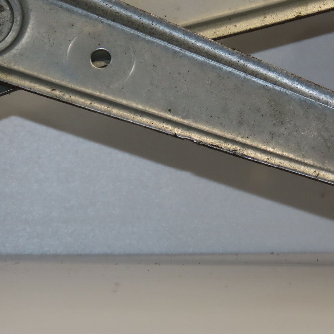 Mecanisme+moteur leve-glace avg occasion OPEL CORSA II Phase 1 03-1993->04-1997 1.4i 8v 60ch 90444379 1