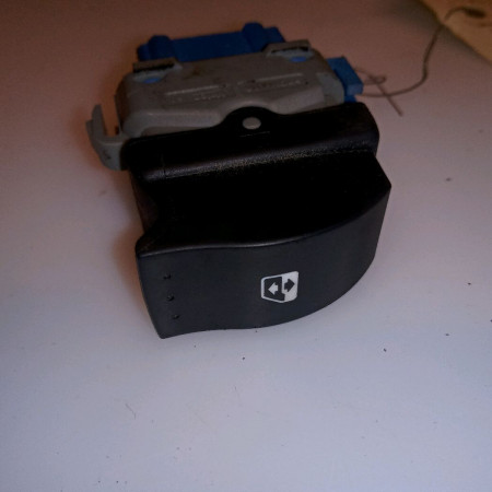 Commande lève-glace porte avant droite occasion RENAULT KANGOO II Phase 1 01-2008->03-2013 1.5 DCI 90ch 8200476809