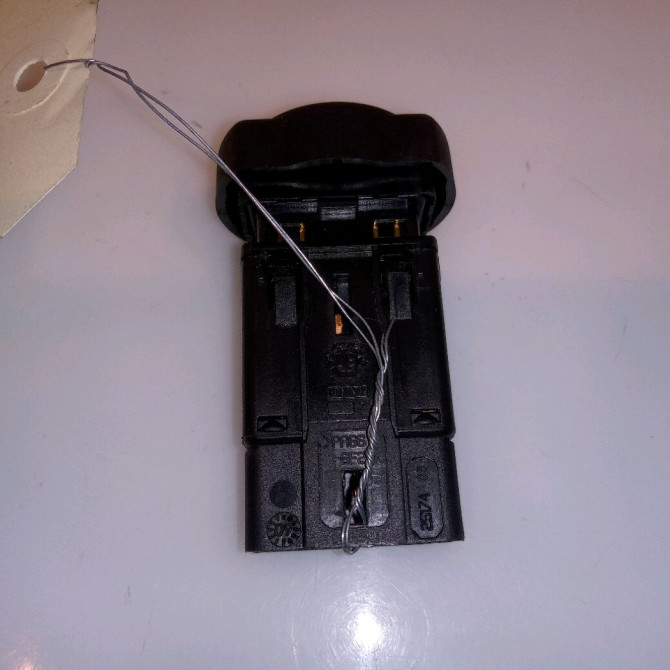 Bouton de warning occasion DACIA SANDERO I Phase 1 06-2008->10-2012 1.4 MPI 75ch 252905315R 2