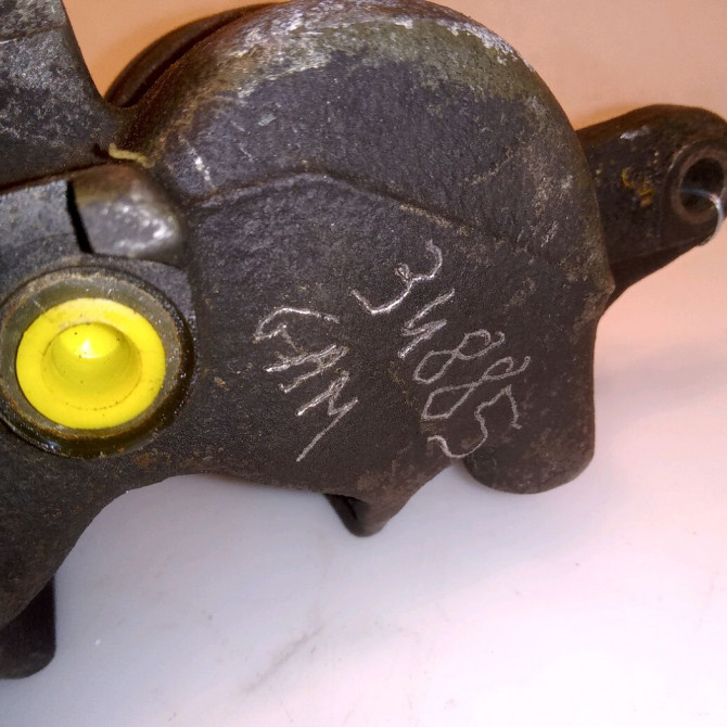 Etrier de frein avant gauche occasion NISSAN TERRANO I D11127F00A 3