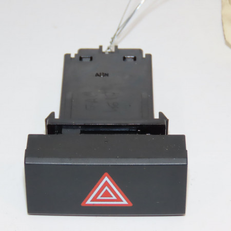 Bouton de warning occasion HYUNDAI 146 Phase 1 04-1995->04-1999 1.0i 66ch 93790B41004X