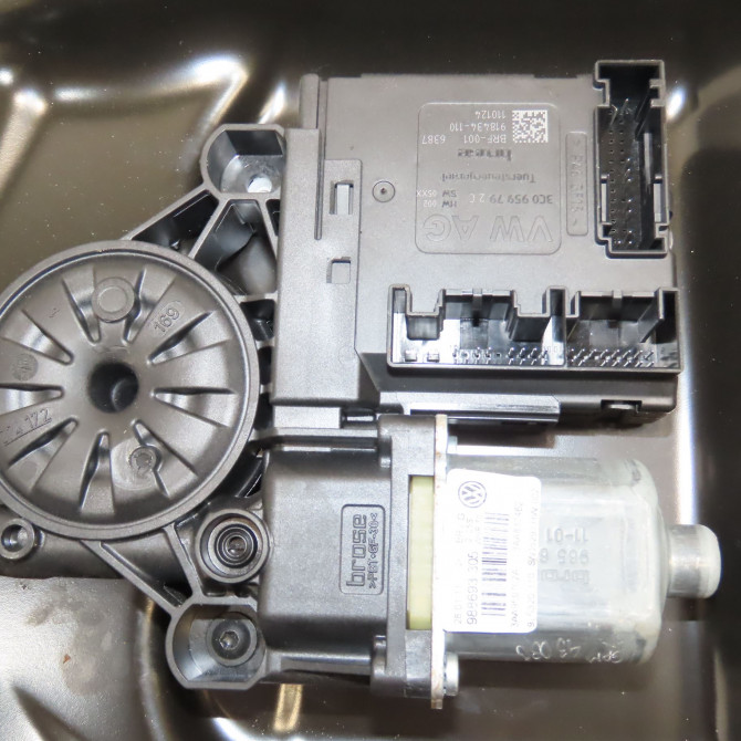 Mecanisme + moteur lève-glace avant droit occasion VOLKSWAGEN PASSAT VI Phase 1 04-1995->04-1999 2.0 TDI 136ch 3AA837462B 3