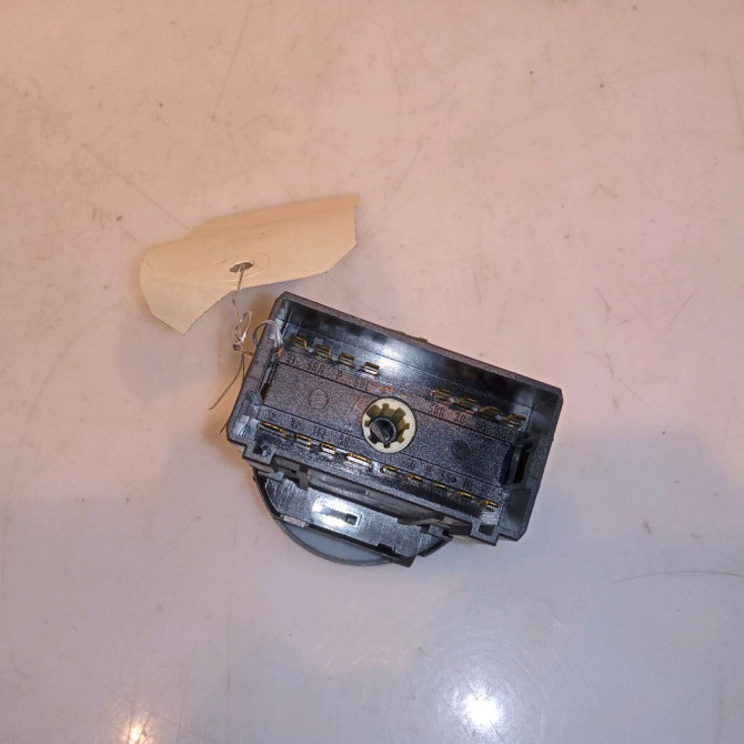 Interrupteur commande de phares occasion VOLKSWAGEN POLO IV Phase 2 05-2005->09-2009 1.2 65ch 2