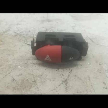 Bouton de warning occasion RENAULT TWINGO II Phase 1 06-2007->11-2011 1.2i 16v 75ch 252100991R
