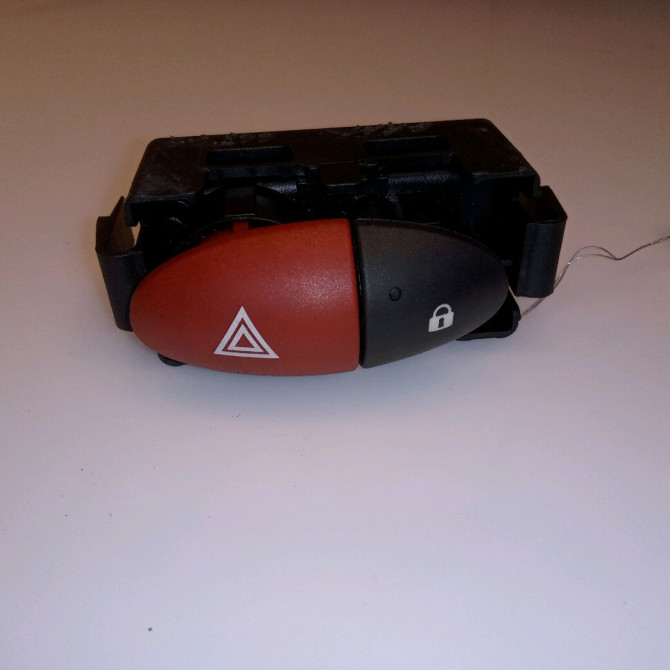 Bouton de warning occasion RENAULT TWINGO II Phase 1 06-2007->11-2011 1.2i 60ch 252100991R 1