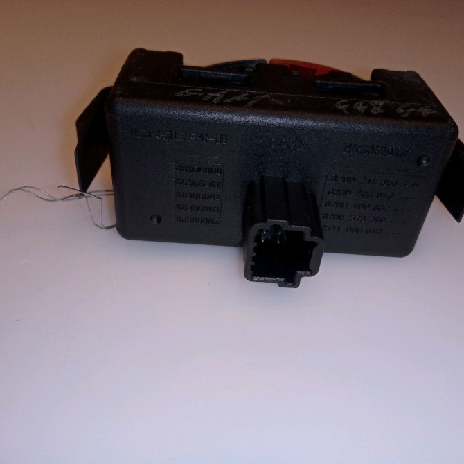 Bouton de warning occasion RENAULT TWINGO II Phase 1 06-2007->11-2011 1.2i 60ch 252100991R 2