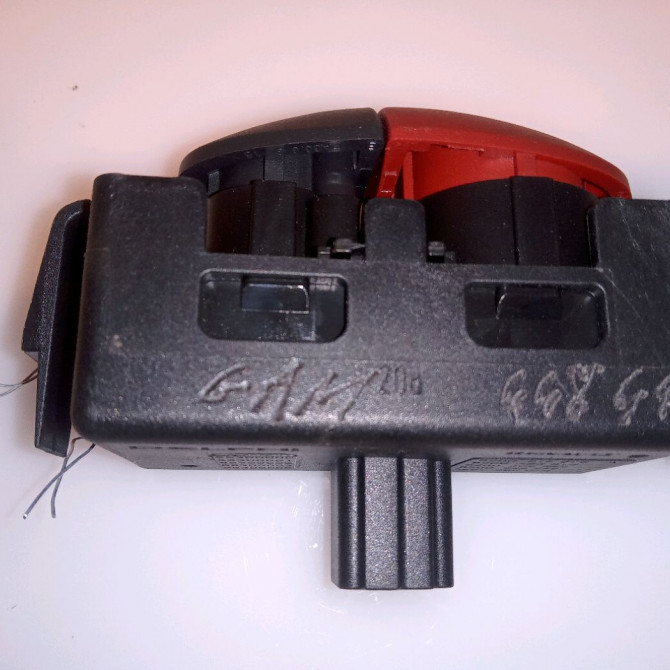 Bouton de warning occasion RENAULT TWINGO II Phase 1 06-2007->11-2011 1.2i 60ch 252100991R 3