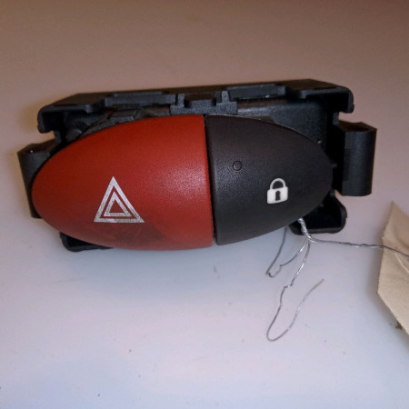 Bouton de warning occasion RENAULT TWINGO II Phase 1 06-2007->11-2011 1.2i 16v 75ch 252100991R